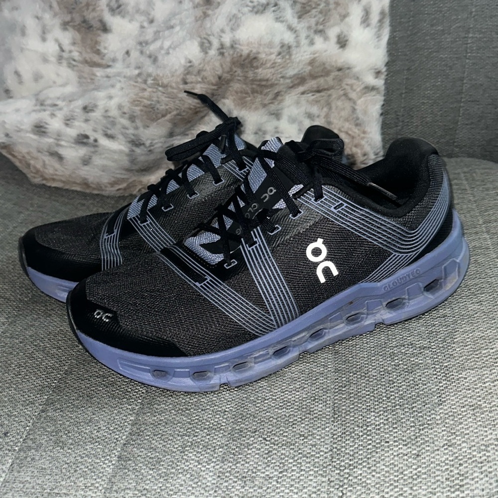 On cloud Go sneakers